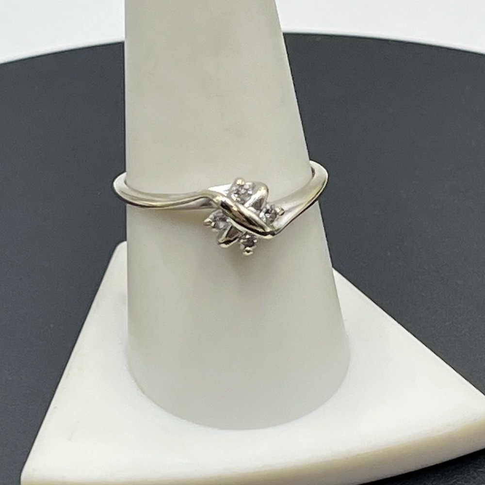 Designer Vintage 14K White Gold Cluster Bypass Ring Natural Diamonds
2.52g, 9.25